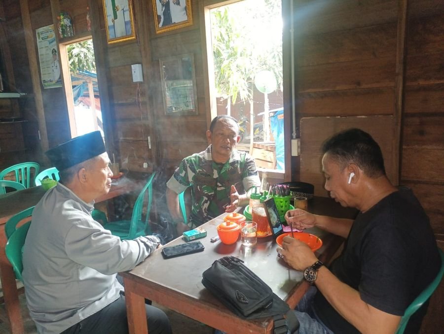 Komsos Humanis, Babinsa Koramil 10/Pelangiran Serma Sugianto Ngobrol Hangat Bersama Warga Kelurahan