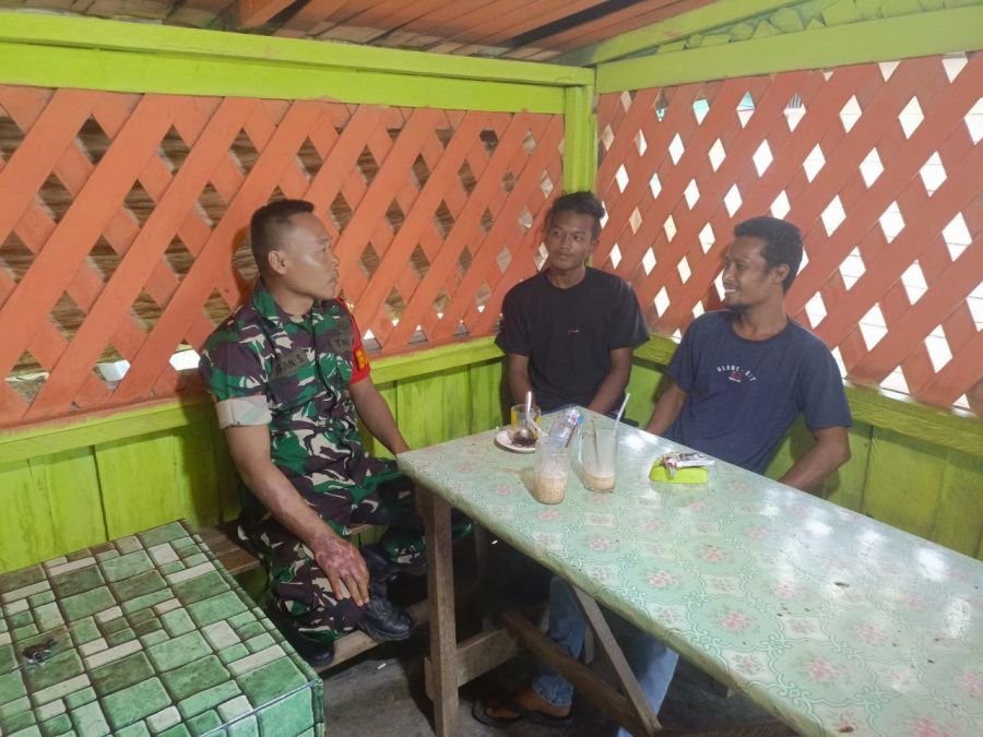Komsos Humanis Babinsa Peranap, Pererat Kebersamaan TNI dan Masyarakat di Warung Kopi
