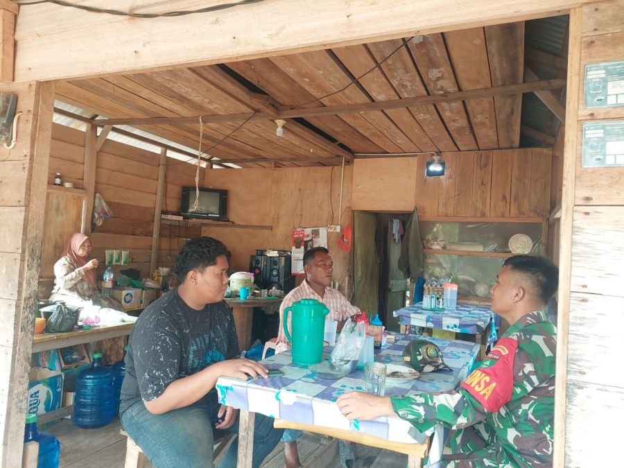 Komsos Humanis, Babinsa Sertu Ode Karim Pererat Silaturahmi dengan Warga Desa Buruk Bakul