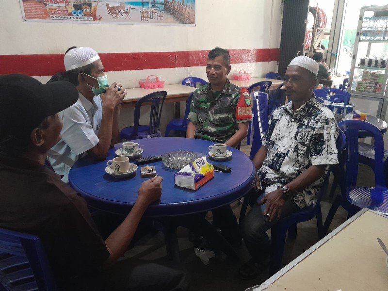 Komsos Humanis di Pulau Kijang, Babinsa Koramil 07/Reteh Ngobrol Hangat Bersama Tokoh Masyarakat