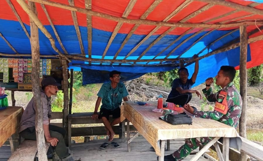 Komsos Jadi Sarana Deteksi Dini, Kopda Aldi Saputra Babinsa 09/Kemuning Sambangi Warga Pasar Kembang