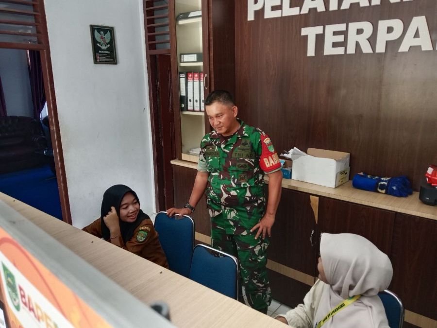 Komsos ke Kantor Desa, Babinsa Tandun Barat Ingatkan Pentingnya Pelayanan Prima bagi Warga