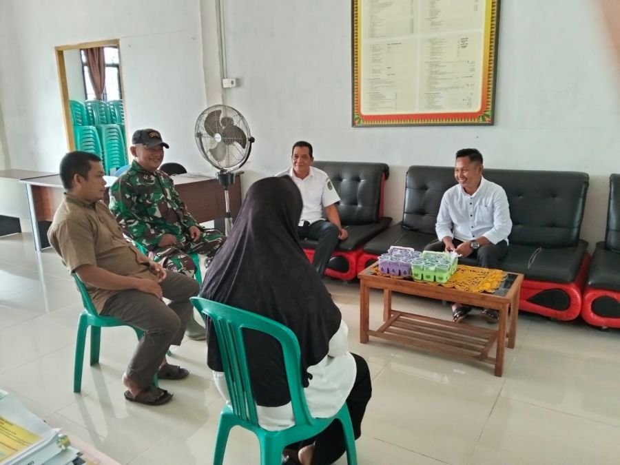 Babinsa dan Kelurahan Kuala Lahang Sepakat Gencarkan Aksi Bersih Lingkungan