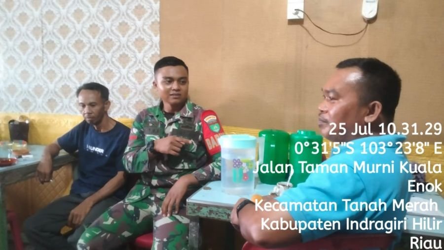 Komsos Kebersihan Lingkungan, Babinsa Koramil 02/TM Sosialisasi ke Warga Kuala Enok