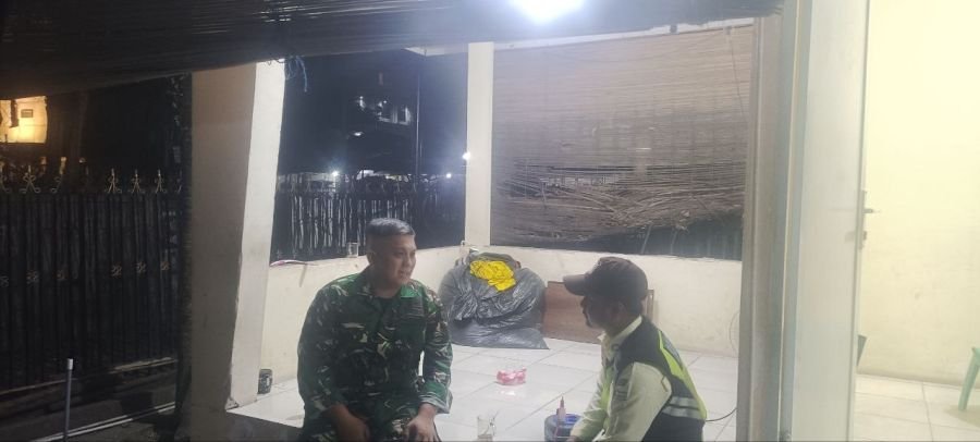 Komsos Malam Hari, Babinsa Sukajadi Pererat Hubungan dengan Petugas Keamanan Lingkungan