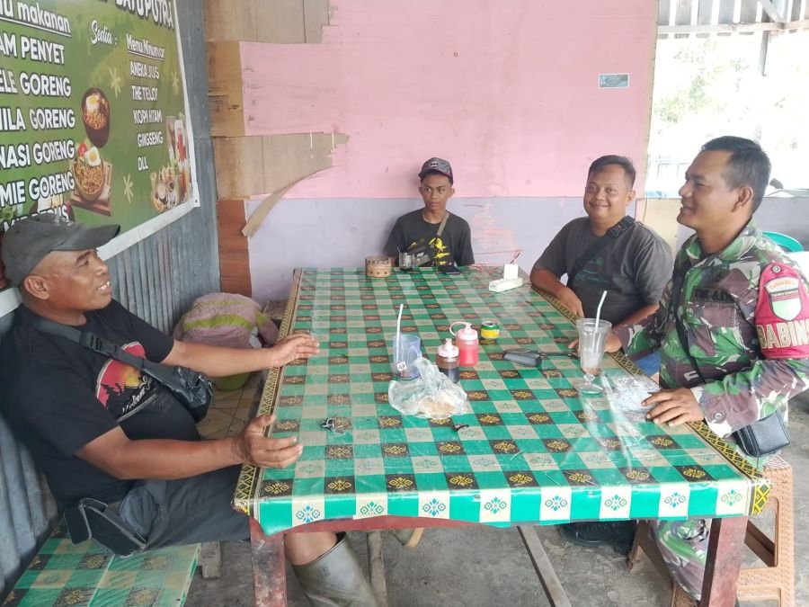 Komsos Penuh Keakraban, Babinsa 03/Tempuling Perkuat Silaturahmi di Mumpa
