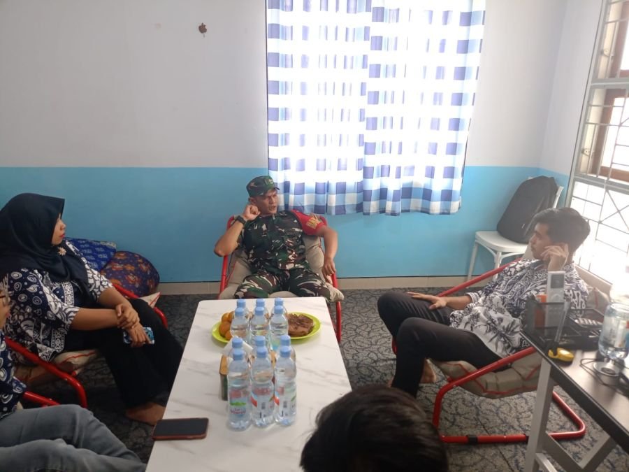 Komsos Penuh Keakraban, Babinsa Umban Sari Ajak Jaga Kebersihan dan Disiplin Kerja