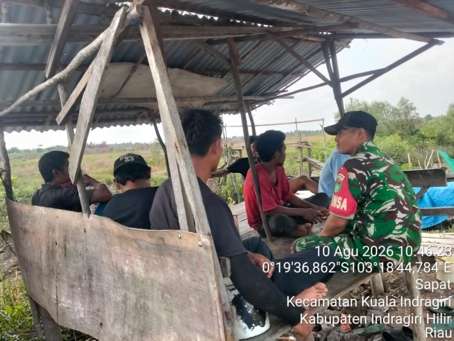 Komsos Rutin Babinsa 04/Kuindra Bersama Masyarakat Sapat Ciptakan Kebersamaan