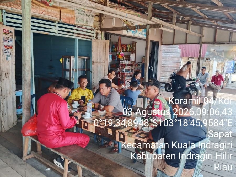 Komsos Rutin: Babinsa 04/Kuindra Dialog Kamtibmas Bersama Warga Kelurahan Sapat