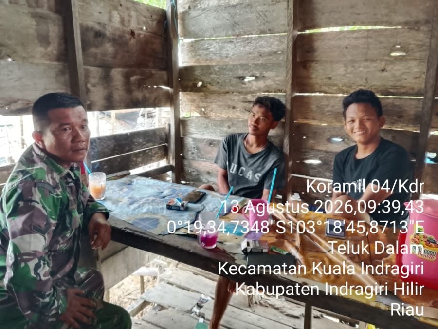 Komsos Rutin Babinsa 04/Kuindra Pererat Silaturahmi dan Edukasi Karhutla di Desa Teluk Dalam