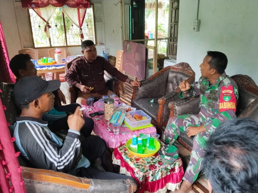 Komsos Rutin Babinsa Koramil 07/Reteh, Wujudkan Kebersamaan Dengan Masyarakat Hadapi Musim Kemarau