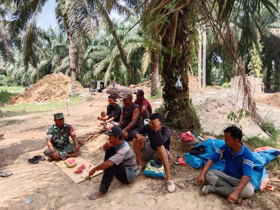 Komsos Rutin Babinsa Koramil 09/Kemuning, Sasar Pekerja Kebun Sawit Hadapi Musim Kemarau