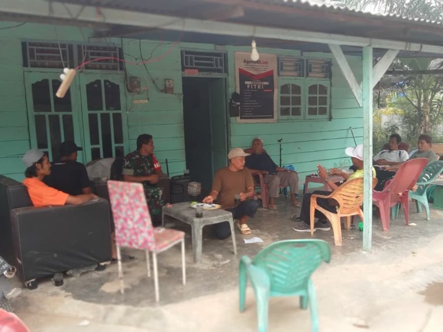 Komsos Rutin di Keritang Hulu, Serka Rizal Nst Perkuat Sinergi dengan Masyarakat