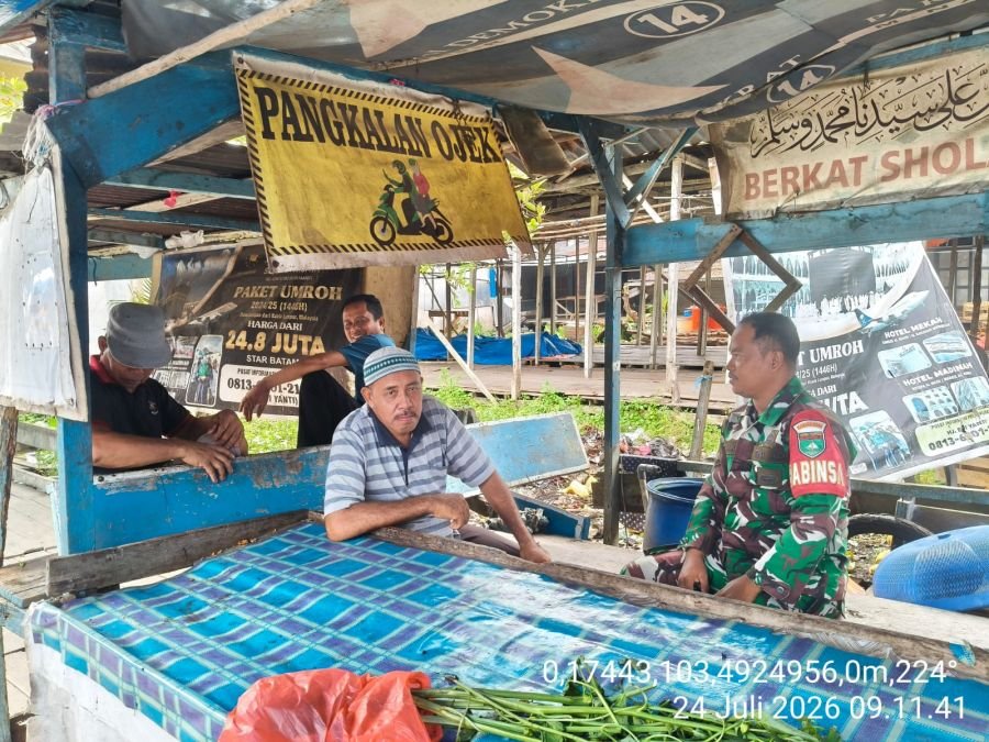 Komsos Rutin Serda Chandra Bastian, Jaga Keharmonisan dengan Warga Pasar Kelurahan Pelangiran