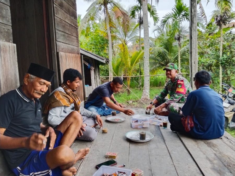 Komsos Rutin Sertu Johansah, Jaga Keharmonisan dengan Warga Desa Sanglar