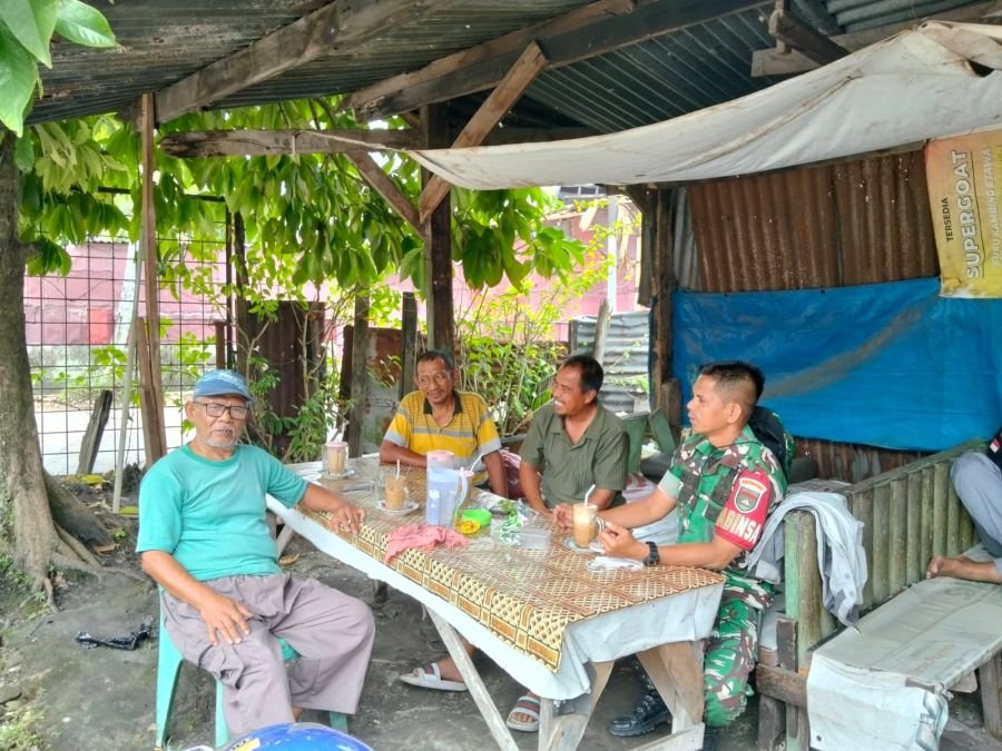 Komsos Santai di Warung Kopi, Babinsa Tangkerang Barat Ajak Warga Jaga Kamtibmas