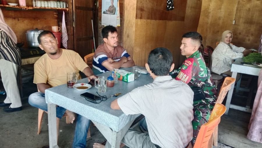 Komsos Santai di Warung Kopi, Babinsa Bangun Kedekatan dengan Warga