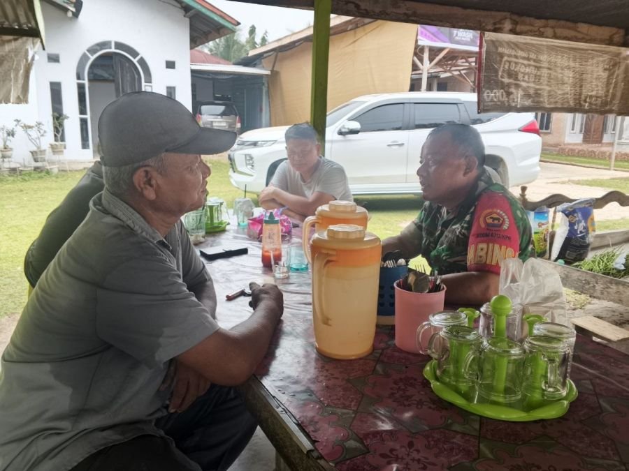 Komsos, Serka MJ. Ginting Temui Warga di Warung Kopi