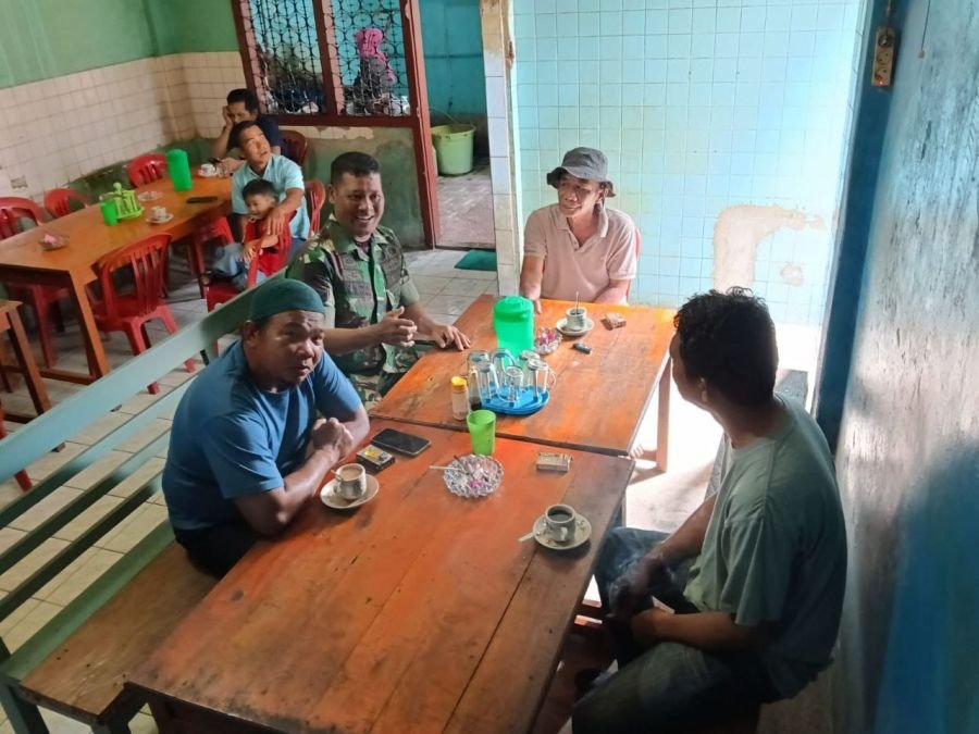 Komsos Sertu Dumen Siregar Bersama Warga di Kedai Kopi Apil