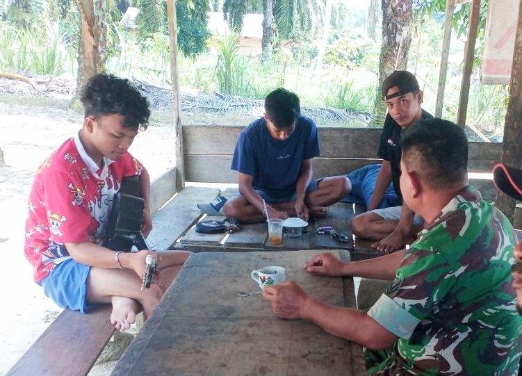 Komsos, Sertu Safran Hasibaun: Babinsa hadir untuk Mendengar apa Keluhan Masyarakat