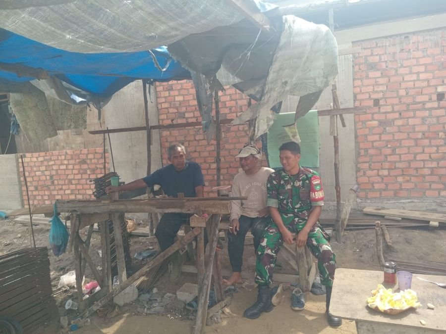 Komunikasi Humanis Babinsa 01/Tembilahan Perkuat Kesadaran Keselamatan Kerja Warga