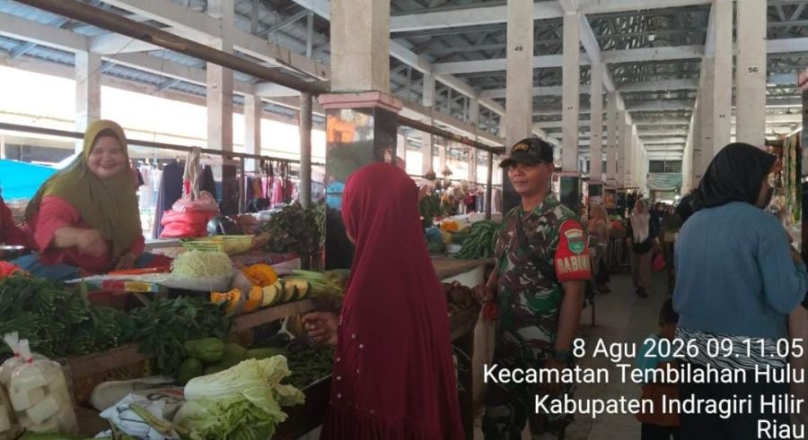 Komunikasi Langsung Serda Ronald M Babinsa 01/Tbh dan Warga Warnai Aktivitas di Pasar Kayu Jati