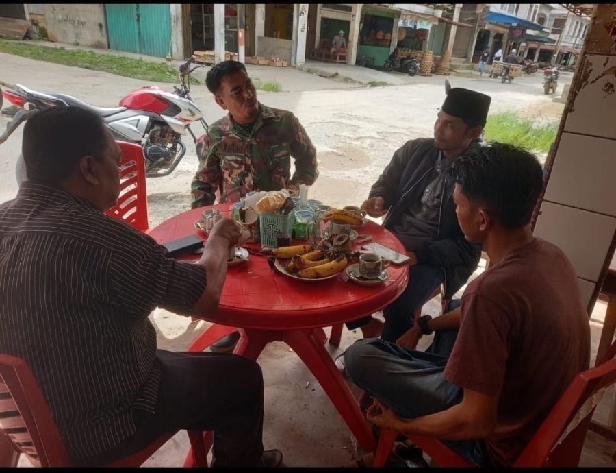 Komunikasi Sosial Babinsa 07/Reteh Dengan Tokoh Masyarakat Ciptakan Wilayah Kondusif