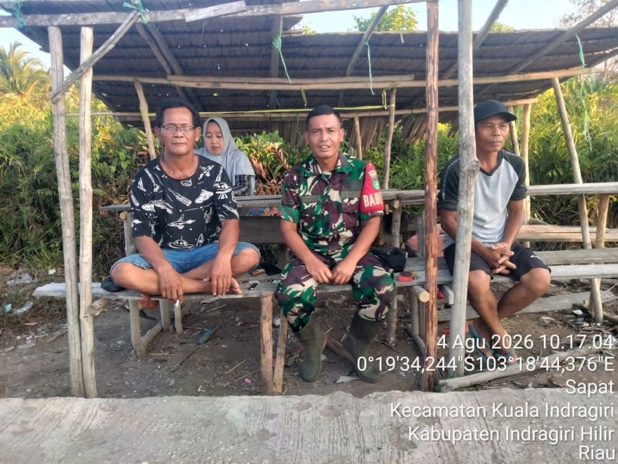 Komunikasi Terjaga: Babinsa 04/Kuindra Komsos Bersama Warga Kelurahan Sapat