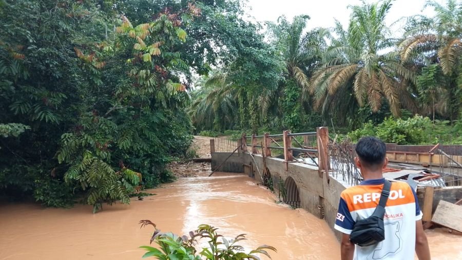 KONDISI DEBIT AIR MENINGKAT, PENGECORAN TANGAN-TANGAN JEMBATAN ARAMCO DESA TANJUNG BELIT SELATAN DIT