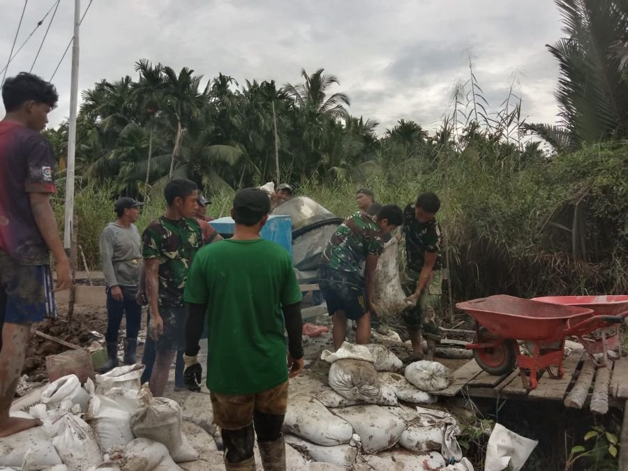 Koordinator, Babinsa dan Warga Bahu-Membahu Pengerjaan Jembatan Garuda DS. Kuala muda Kecil