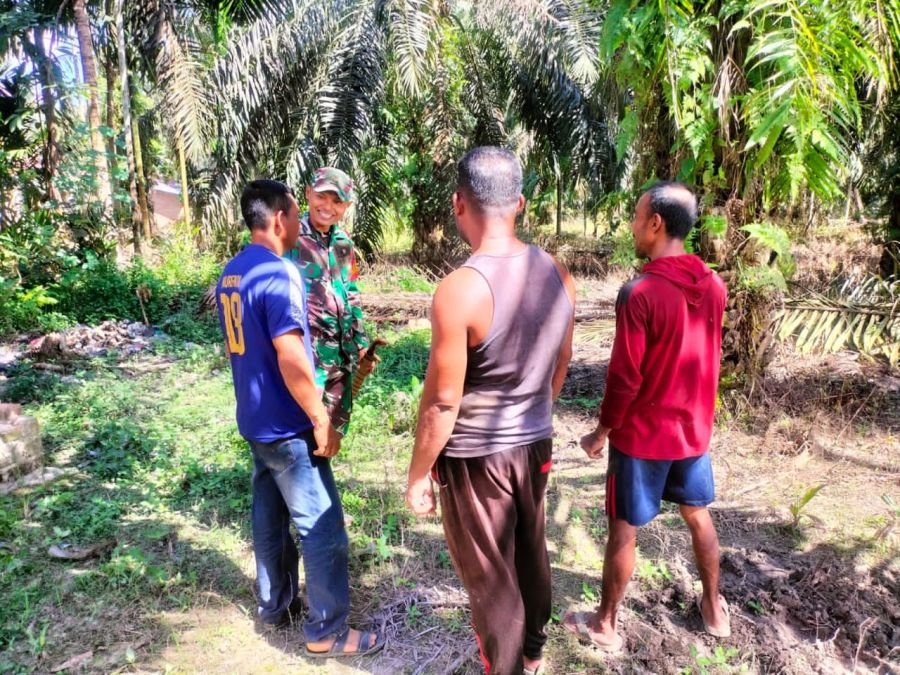 Kopda Aldi Saputra Patroli Tapal Batas di Pasar Kembang, Ajak Pekebun Waspada Karhutla