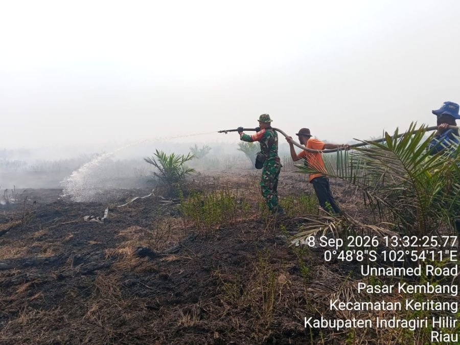 Kopda Aldi Saputra Turun Langsung Padamkan Karhutla Lahan Gambut di Desa Kayu Raja