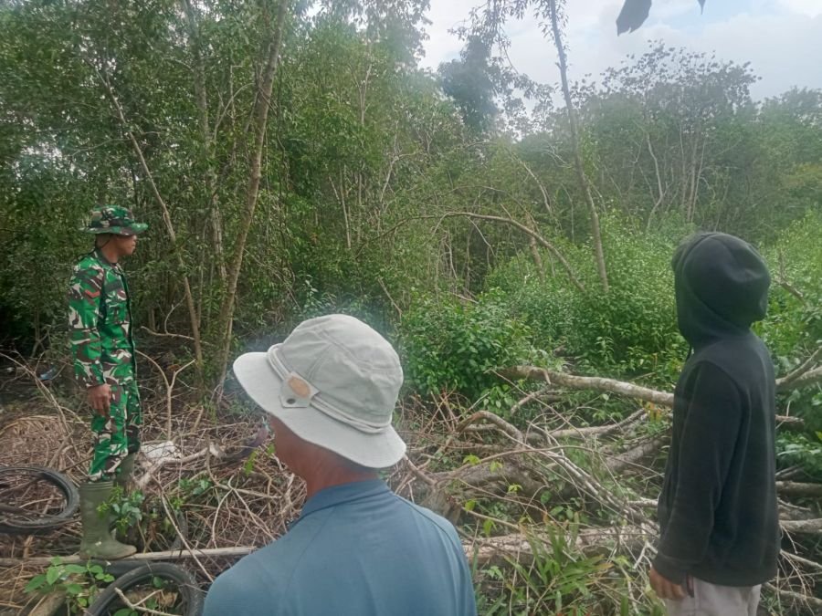 Kopda Andri bersama masyarakat melaksanakan Patroli