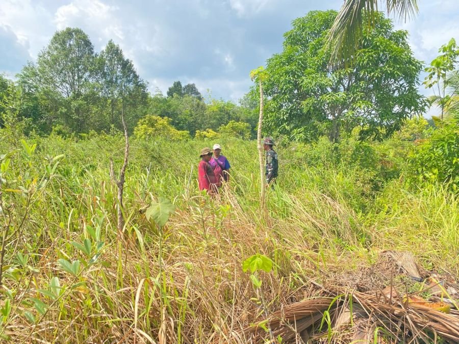 Kopda Andri Laksanakan Patroli Keliling Kampung untuk Mencegah Karhutla di Desa Sendaur