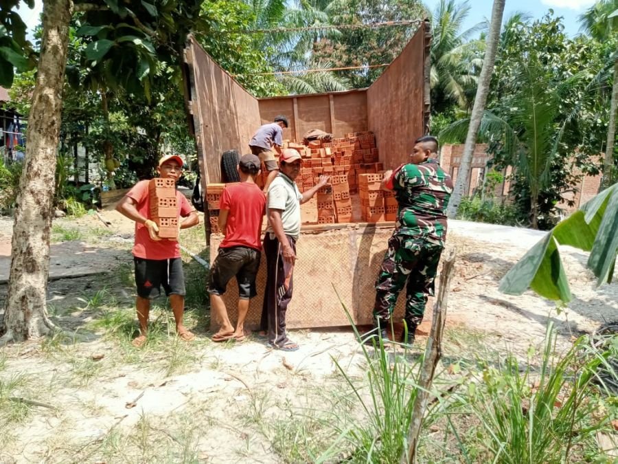 Kopda Bambang Babinsa 09/Kemuning Perkuat Kemanunggalan Lewat Gotong Royong di Desa Binaan