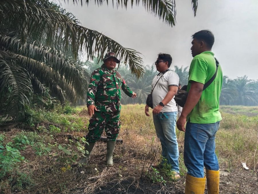 Kopda Bambang Widiarso Patroli Tapal Batas dan Sosialisasi Karhutla di Desa Petalongan