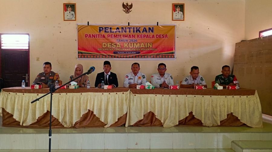 Kopda Chandra Manto Hadiri Pelantikan Panitia Pilkades Kumain di Balai Desa Kumain