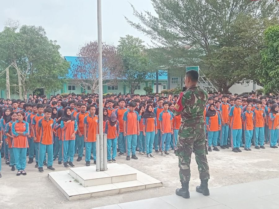 Kopda Darma, Babinsa Sungai Lekop Jadi Narasumber Pembinaan Karakter Siswa di SMK Negeri 1 Bintim