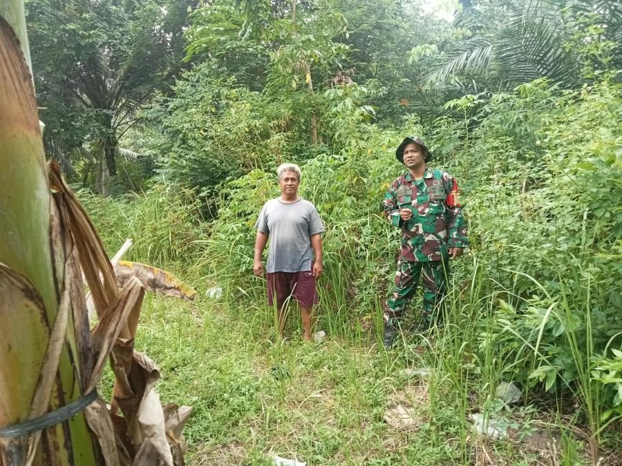 Kopda Feri Ramadan Cek Potensi Karhutla Bersama Warga Desa Hutan Panjang