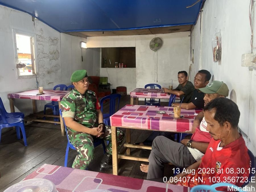 KOPDA HENDRI BABINSA KORAMIL 08/MANDAH MELAKSANAKAN KEGIATAN KOMSOS BERSAMA MASYARAKAT KEL MANDAH