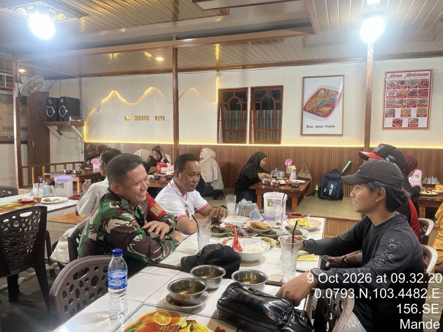 Kopda Hendri Babinsa Koramil 08/Mdh. Melaksanakan kegiatan Komsos bersama masyarakat di desa binaan