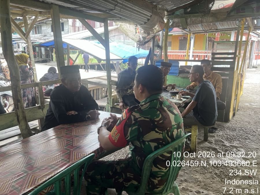 Kopda Hendri Babinsa Koramil 08/Mdh. Melaksanakan kegiatan Komsos bersama masyarakat di desa binaan