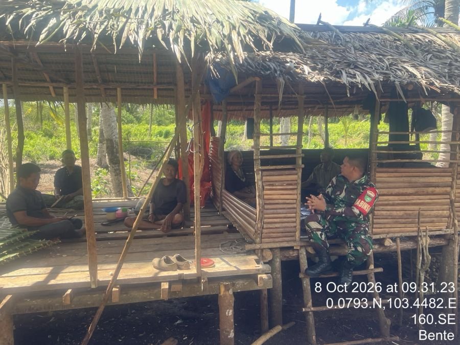 KOPDA HENDRI BABINSA KORAMIL 08/MDH. MELAKSANAKAN KEGIATAN KOMSOS BERSAMA MASYARAKAT DI DESA BINAAN