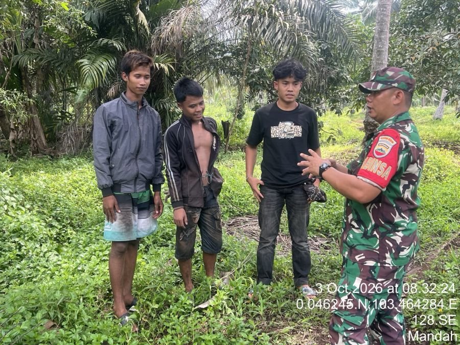 Babinsa Mandah Ajak Warga Perkuat Keamanan Lingkungan Lewat Komsos