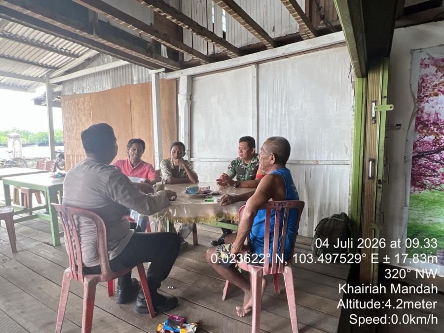 Kopda Hendri Babinsa Koramil 08/Mdh bersama Bhabinkamtibmas melaksanakan Komsos bersama  Masyarakat