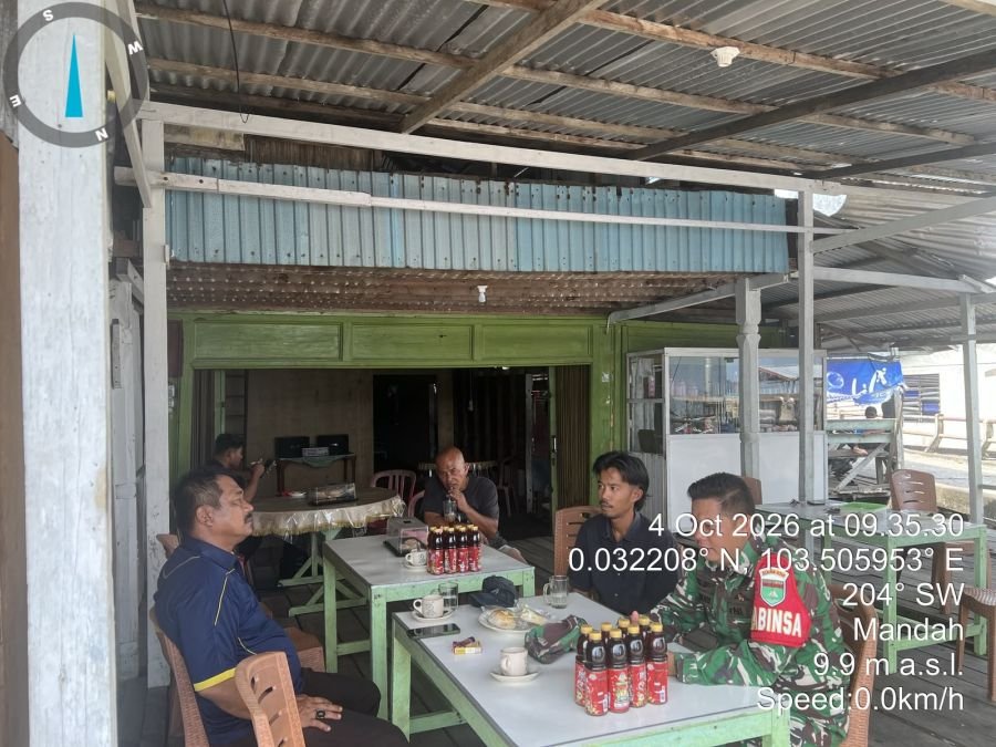 Kopda Hendri Babinsa Koramil 08/Mdh. Melaksanakan kegiatan Komsos bersama masyarakat di desa binaan