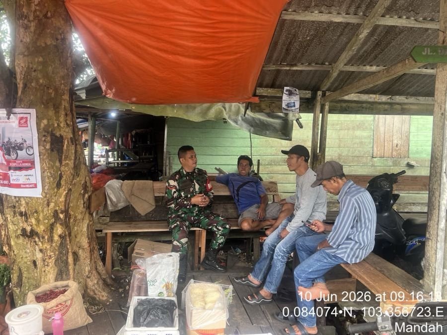 KOPDA HENDRI KORAMIL 08/MDH.SELASA 10 JUNI 2026 MELAKSANAKAN KEGIATAN KOMSOS BERSAMA MASYARAKAT