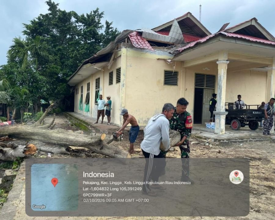 Kopda Iqbal Babinsa Koramil 05/Daik Pimpin Gotong Royong Jumat Bersih