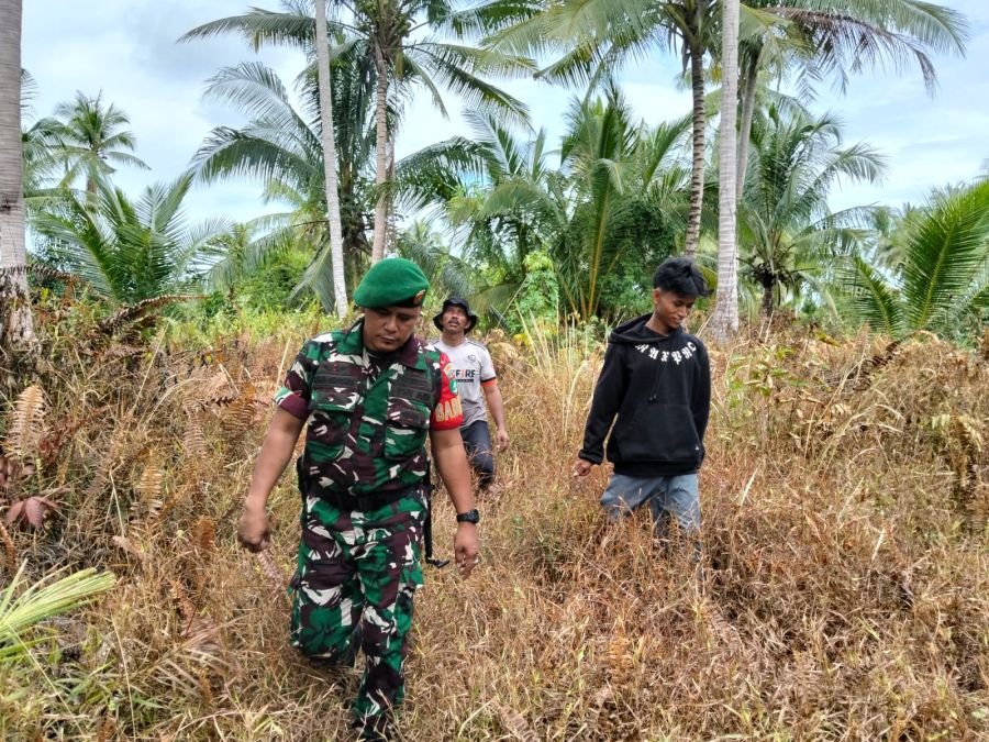 KOPDA RAJA SIHOTANG BABINSA KORAMIL 06/KTM  MELAKSANAKAN KEGIATAN PATROLI TAPAL BATAS