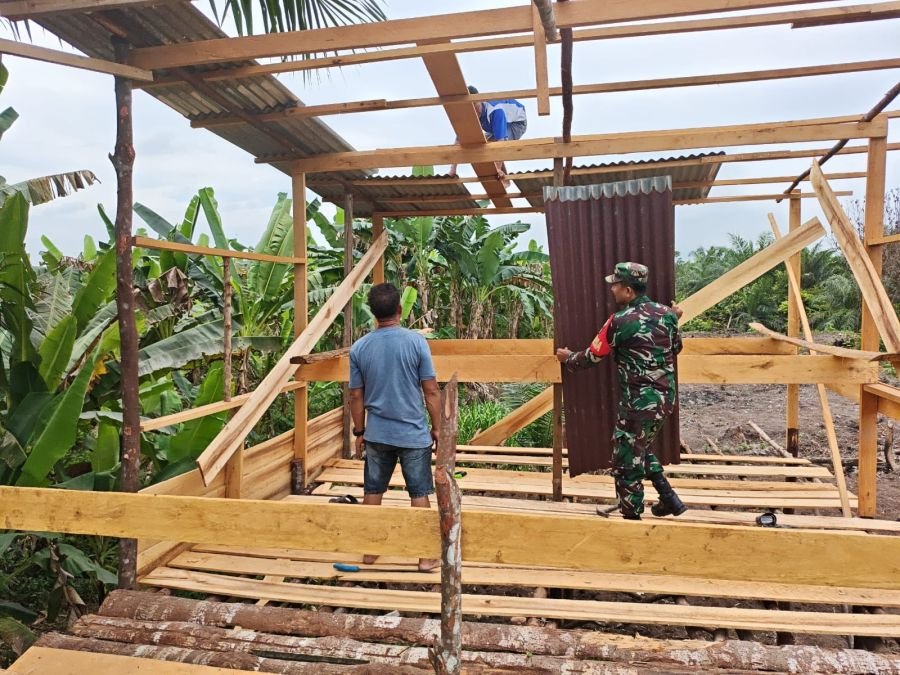 Kopda Zakirman Pimpin Gotong Royong Bangun Rumah Warga Desa Merbau